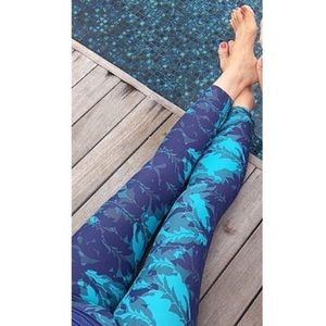 Liquido Capri Printed Blue Leaves Legging